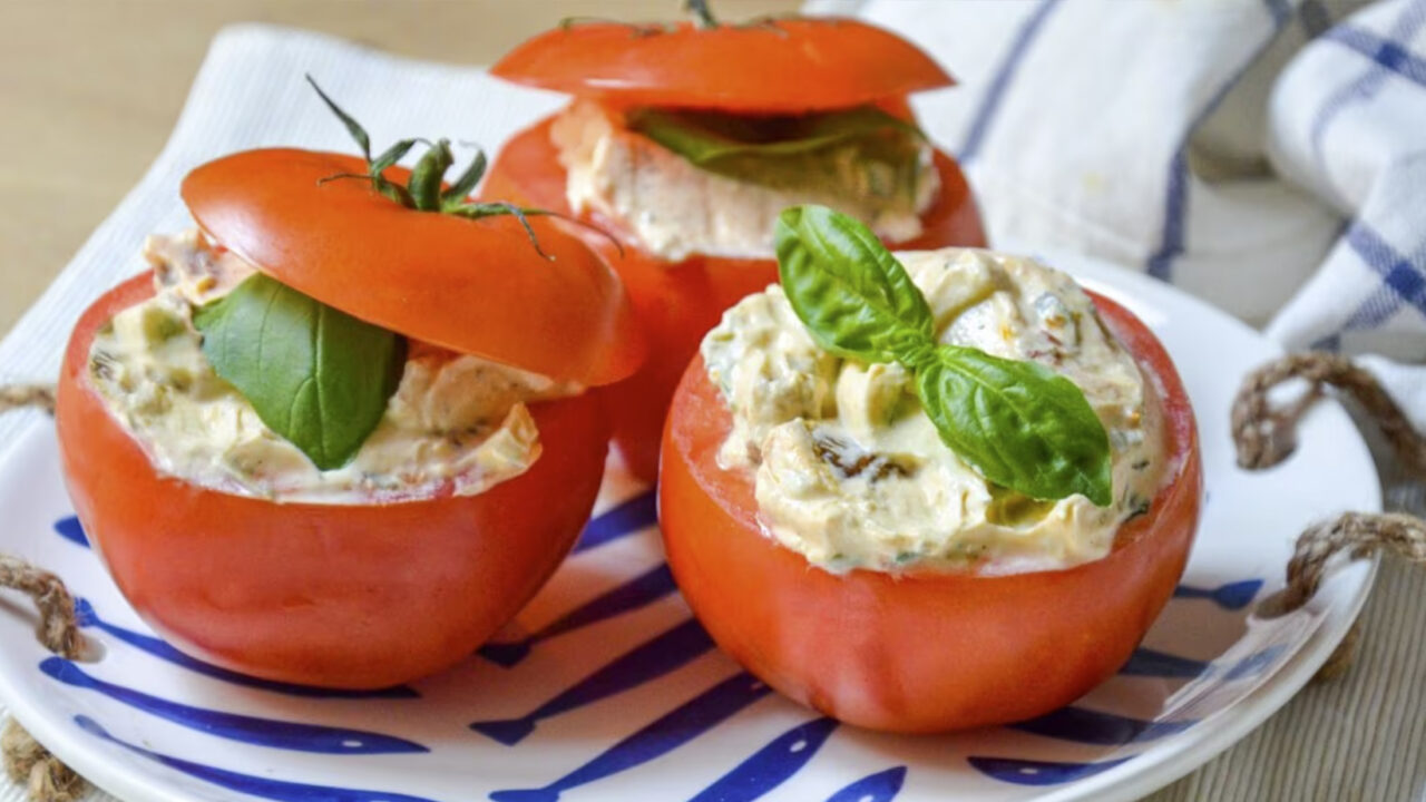 Colore e sapore con i pomodori ripieni al caprino e erba aromatiche