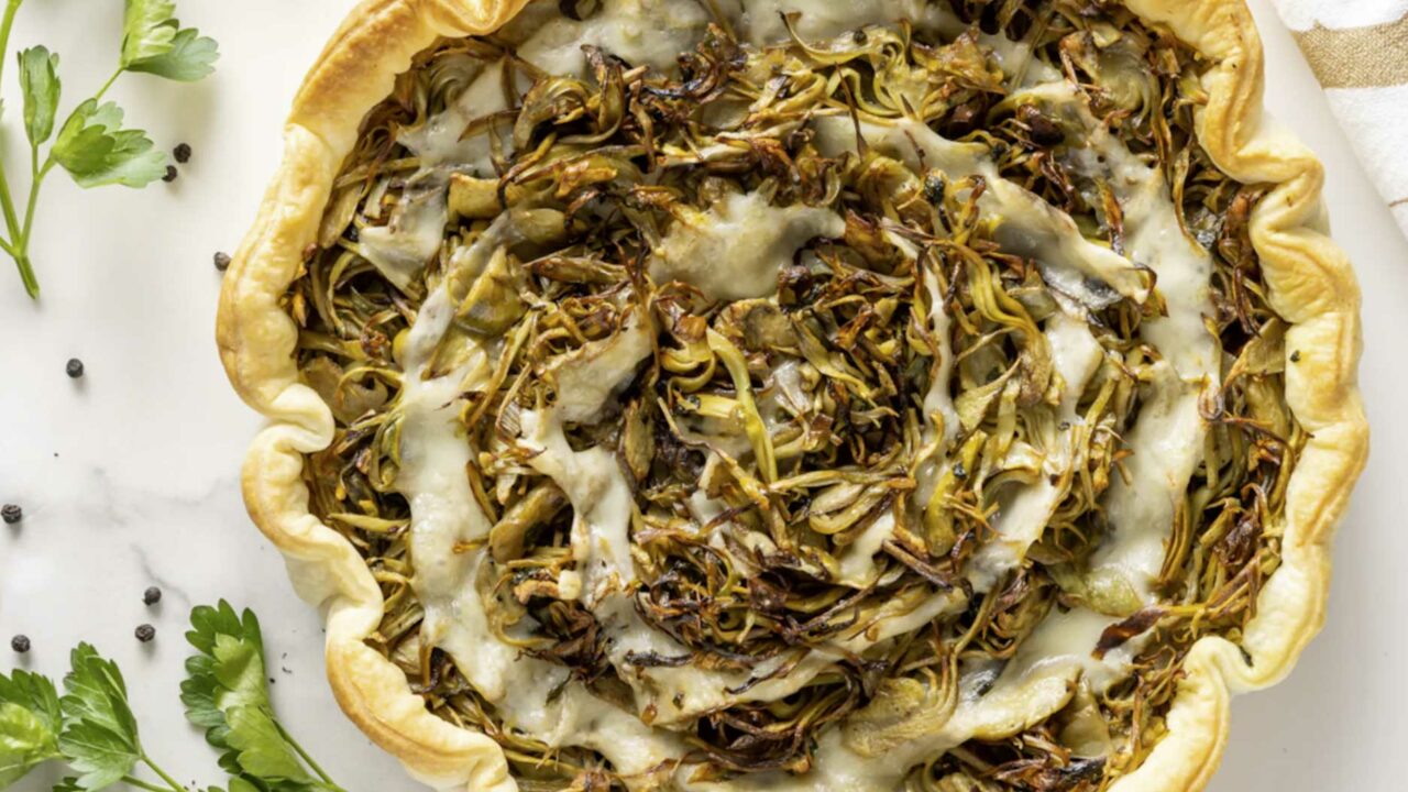 Trionfo di Sapori Invernali: Torta Salata con Carciofi, Ricotta e Provolone